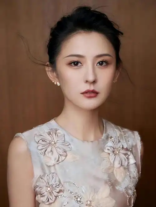 这一次37岁的宁贵人热依扎给女演员们敲响了警钟