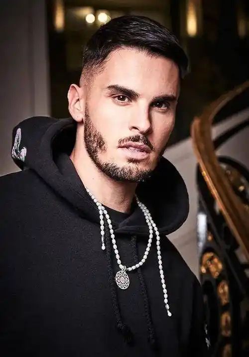 baptistegiabiconi出生于法国马赛的乡村.