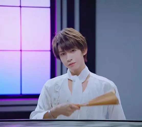 听说c位出道的国际男团into1队长刘宇妆很浓