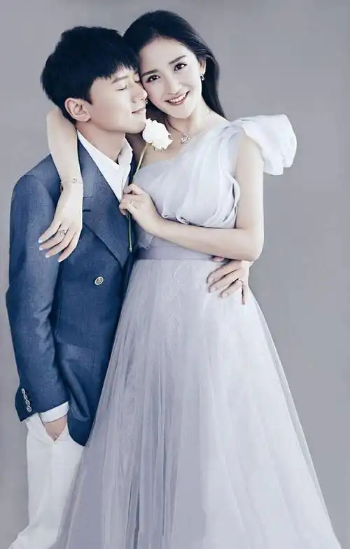 张杰谢娜带仨娃游迪士尼,十指紧扣如热恋情侣,3个保姆很抢镜