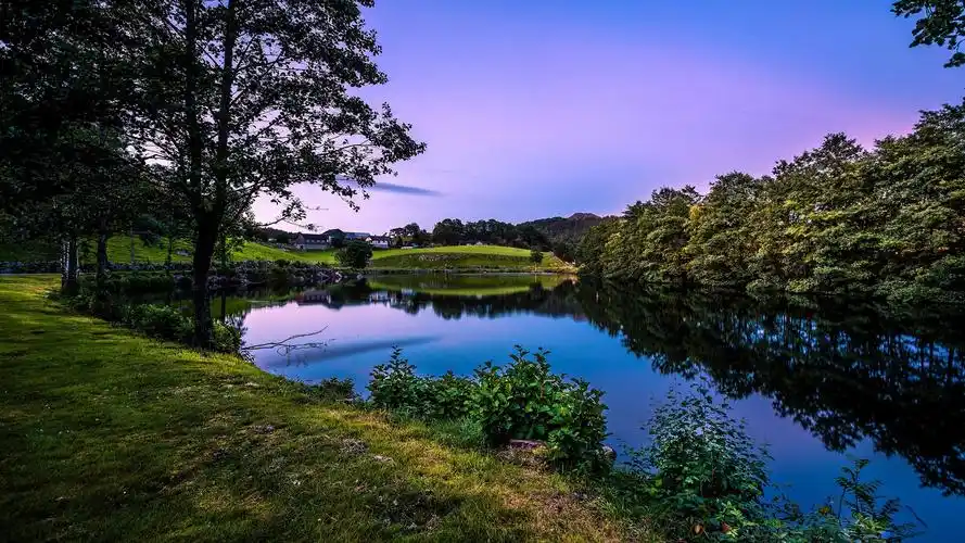壁纸 美丽的黄昏,挪威,罗加兰,房屋,树木,绿色,湖泊 桌布 - 1920x1080