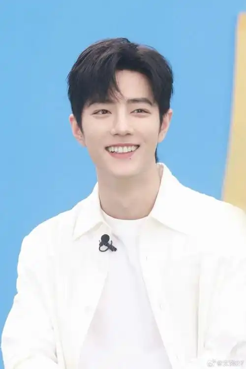 优雅贵气中多了些许自信与从容但依然是那个治愈力max的肖战-eve lom