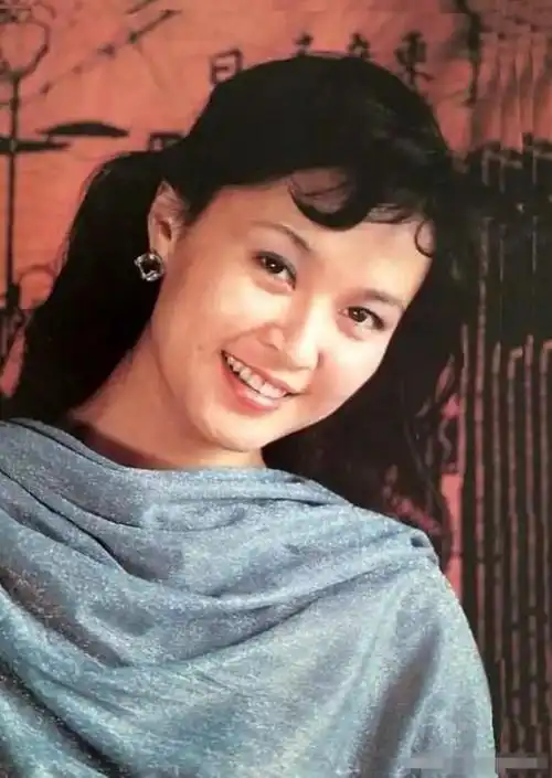 班花方舒60岁照片曝光满脸沧桑判若两人失败婚姻是她一生的痛