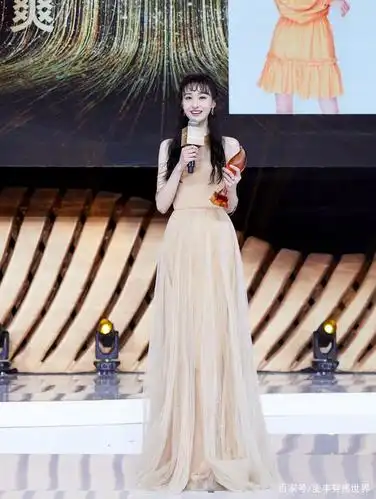 郑爽不愧是小仙女,穿露肩粉色公主裙,后背扎大蝴蝶结甜美抢镜