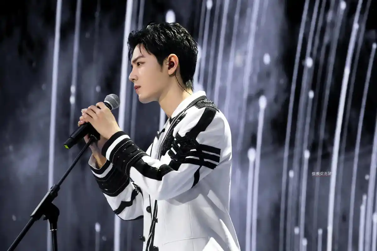 肖战 东方卫视春晚《用尽我的一切奔向你》存图 cr水印#肖 - 抖音