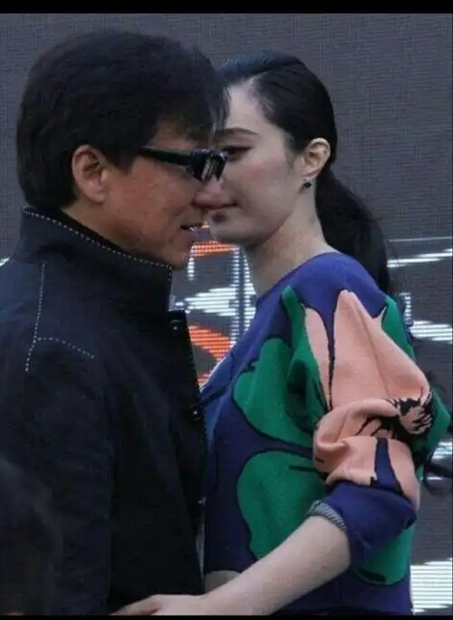 大家欠成龙一句道歉,大哥都礼貌手了,网友:范冰冰你还要怎样!