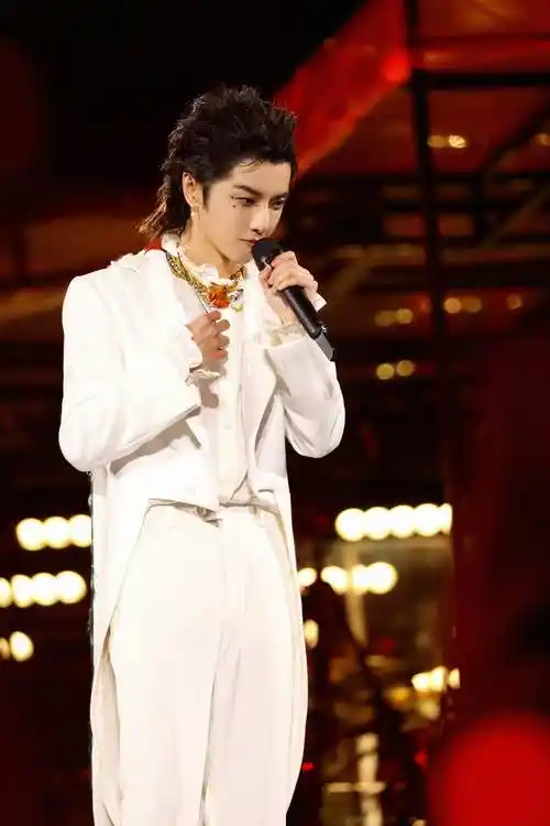 华晨宇《疯人院》演唱会live曝光 切换视角感受华晨宇眼中绝美"极光雨