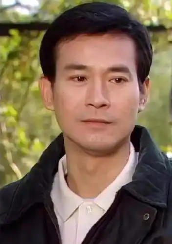 到了1973年,郑少秋主演了电视剧《烟雨蒙蒙》,还演唱了同名主题曲