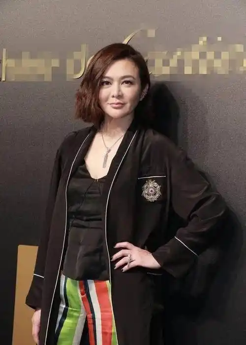 55岁关之琳依旧"胸怀大志",开胸装韵味十足!_亮点_黑色_感觉