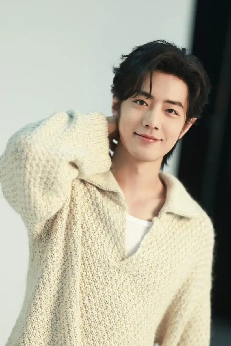 又是日常见肖战 这一黑一白,长发短发,高冷温暖… 帅得嘞