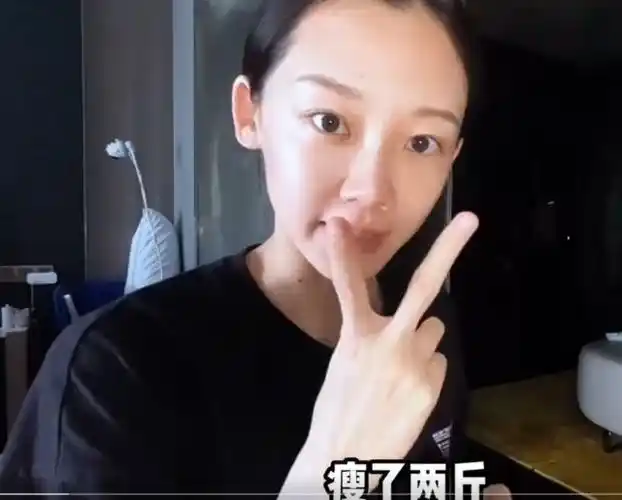 苗苗分享孕晚期生活为抢菜一宿不睡素颜皮肤水嫩尖下巴抢镜