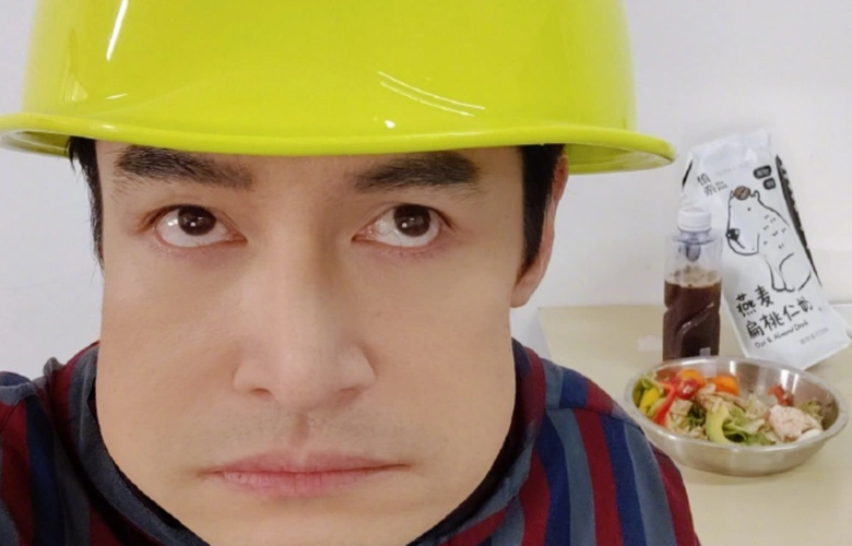 胡歌自拍脸被拉到变形,水果盆倒扣盖头上,拿一次性水瓶装咖啡