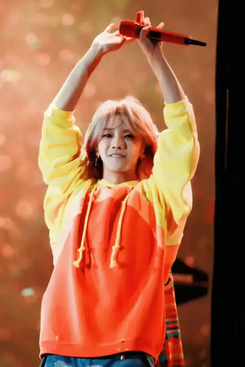 宝宝捏捏#华晨宇演唱会边系鞋带边