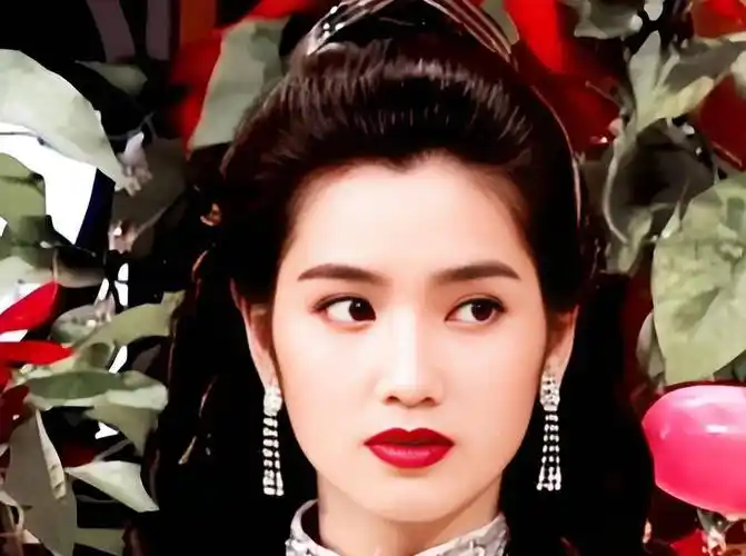 "香港顶级最美豆腐西施洪欣"一颦一笑都是经典,岁月从不败美人_角色