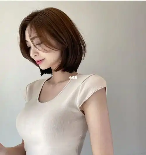 发量少的就算了吧这款短发干练显气质,看好哦是显气质偏女人味的哦!