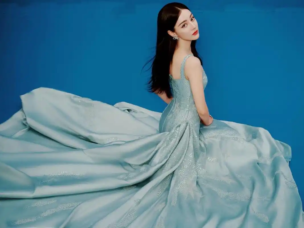 迪丽热巴穿着蓝色抹胸长裙参加活动,完美身材太迷人