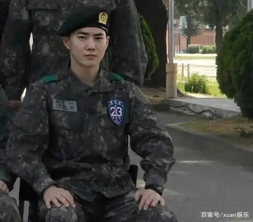 伯贤服役照曝光!皮肤好到发光 exo军中照逐个看