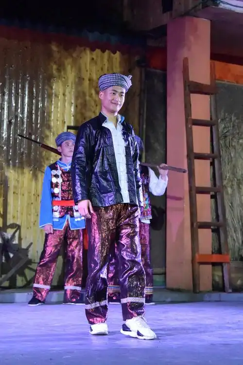 质朴的侗族歌舞表演(3)——民族服饰