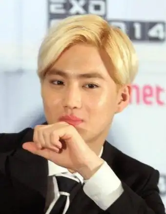 当年刘德华双手颁奖,小鲜肉却单手接奖满脸不屑,他现状如何?