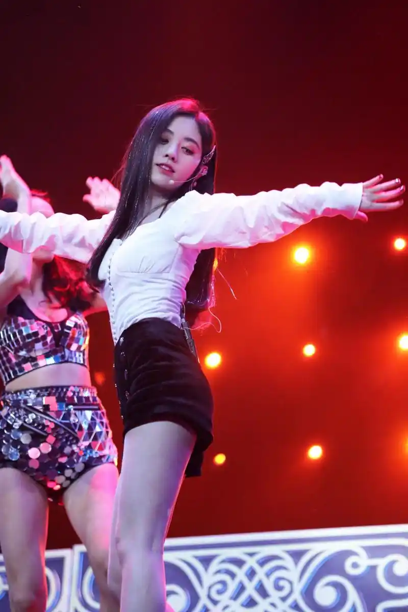 鞠婧祎动感热舞秀,身穿牛仔超短裤秀出性感美腿,热辣而性感.