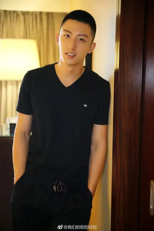 硬汉男明星黄景瑜黑板前摄影手机壁纸