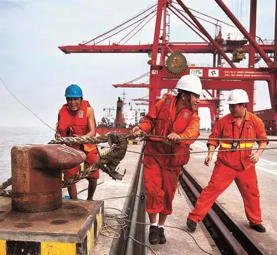 上一页 下一页 作品名称: 快乐的码头工人  作品描述: 太仓港码头工人