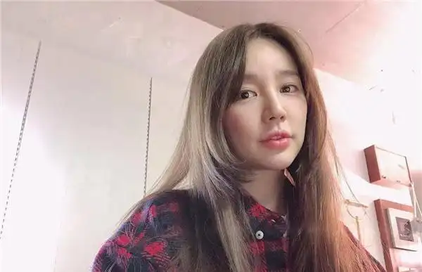 36岁尹恩惠晒近照淡妆出镜被吐槽显老脸部略僵认不出