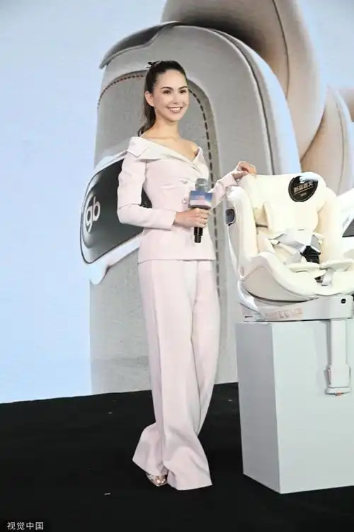 昆凌高马尾出席活动 露肩套装优雅大方