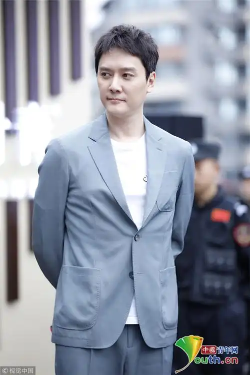 3月21日,成都,冯绍峰升级奶爸后首次公开亮相,身穿蓝色西服帅气清新