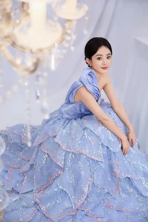 赵丽颖蓝花露肩裙