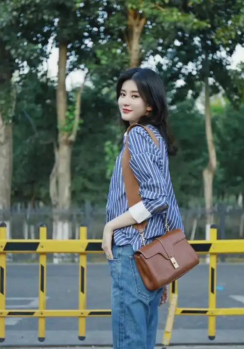 乔欣晒夏日美照条纹衫配牛仔裤清新减龄这腿我爱了