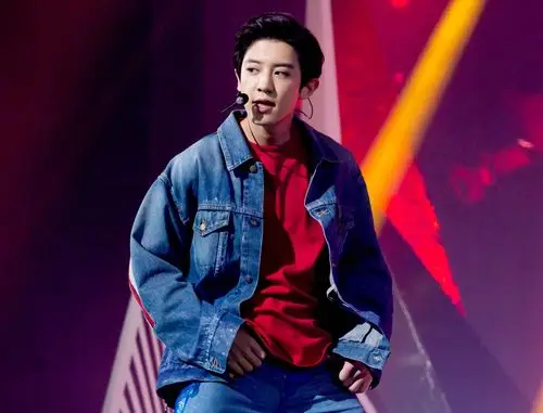 同时现场照还向我们揭露了区别于克里斯马舞台的exo的日常,对钟大t恤