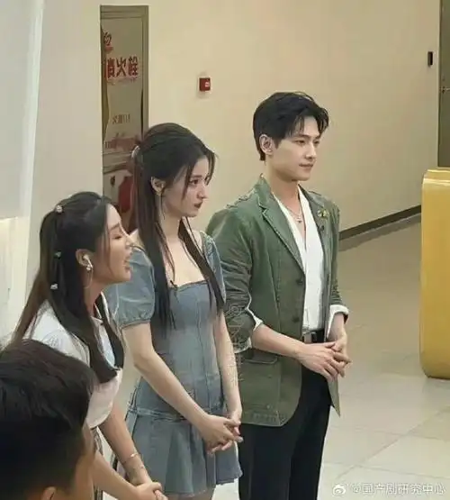 杨洋助理在门口等待