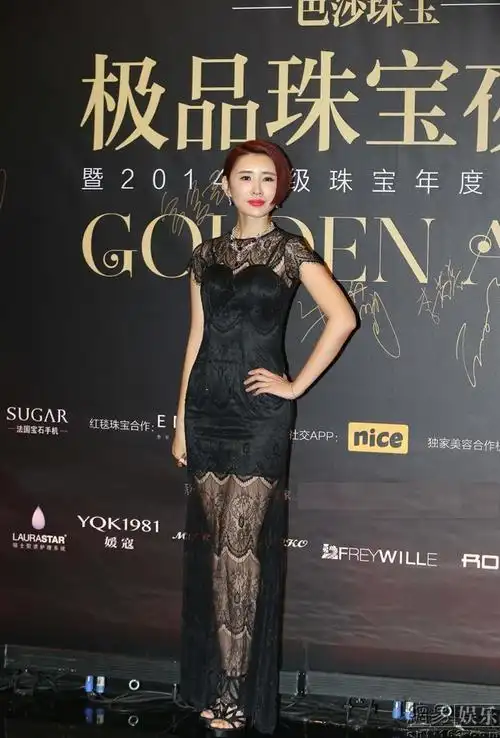 吕夏葳现身品牌珠宝夜宴