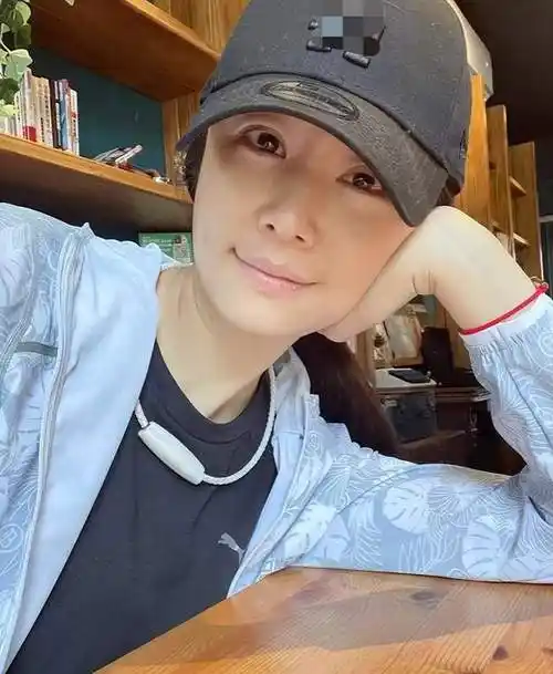 45岁林心如晒怼脸自拍照素颜出镜肤色略显暗黄嘴角酒窝好明显