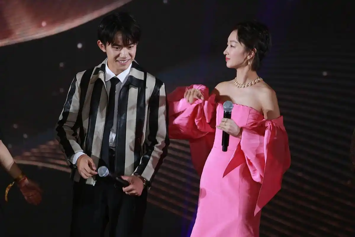 周冬雨和易烊千玺的"摸头杀"!看着还挺有爱的[嘻嘻]!