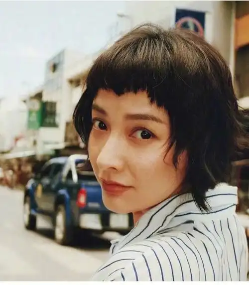 吴昕这短发也太高级了吧有点赫本的感觉