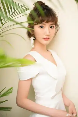 毛晓彤旧照曝光被疑整容 网友:非主流发廊小妹不敢认!