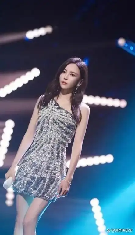 于文文演唱会穿紧身裤被质疑私处轮廓突出心脏的人看什么都脏