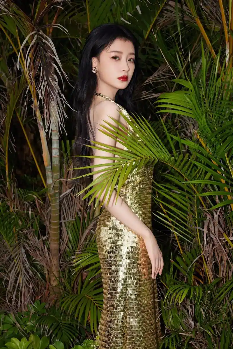 孙怡的一组美照曝光她身穿深v鎏金裙勾勒完美身材腰肢纤细皮肤白嫩在
