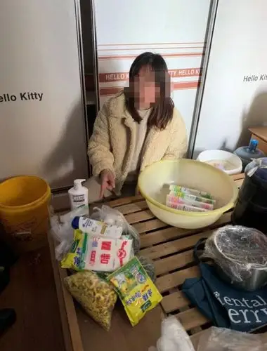 盗窃女子指认赃物.警方供图