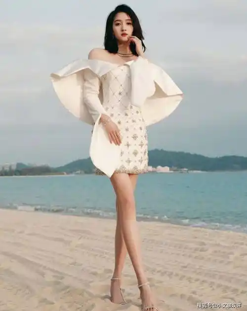 当40岁佟丽娅和33岁李沁站一起,我明白了气质面前年龄不值一提