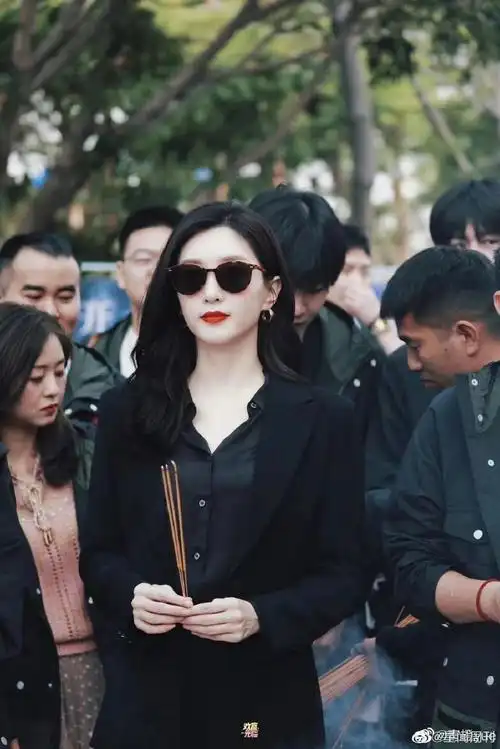 江疏影白得好突出#欢乐颂4直播中江疏影她一身黑色礼服真的好有髁力