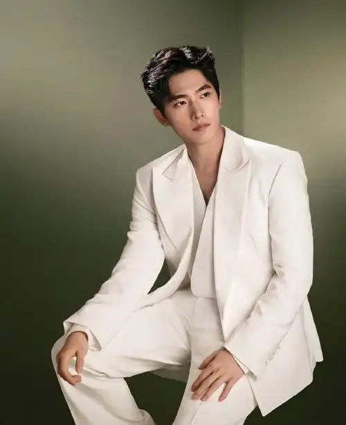 杨洋纯白西装大片##杨洋雅顾光影大片质感