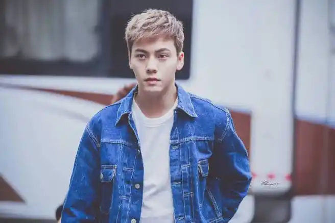 陈伟霆蓝色牛仔大片