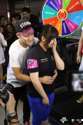 黄子韬大发男友力胸咚女粉丝尖叫不断