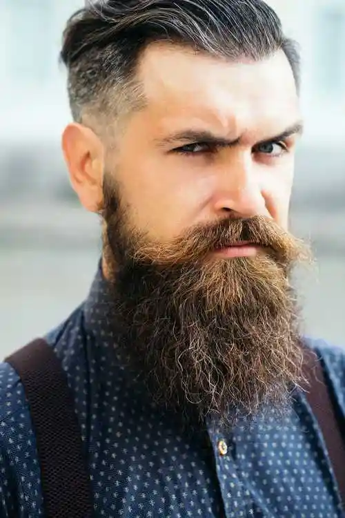 给自己剃胡子的理发师