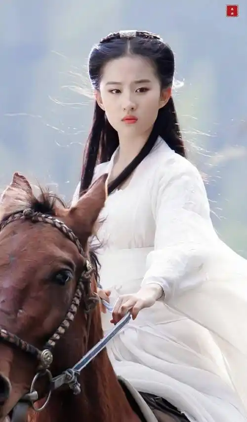 刘亦菲:明明是普通长相,却为何被推上神坛?网友一句话道出真相