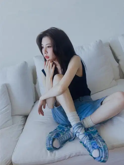 品牌大使@cecilia宋妍霏宋妍霏超话上脚#uggxcollinastrada#厚底魔术