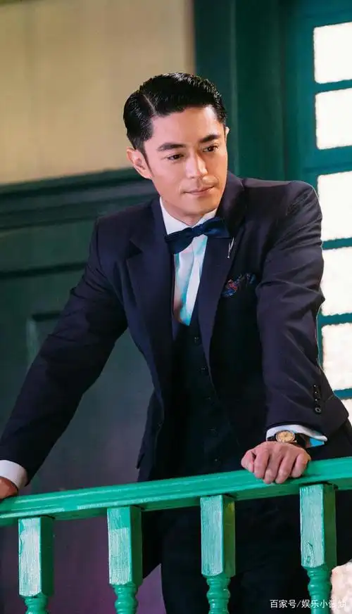 霍建华《筑梦情缘》西装造型欣赏,又man又帅气,难怪傅函君喜欢